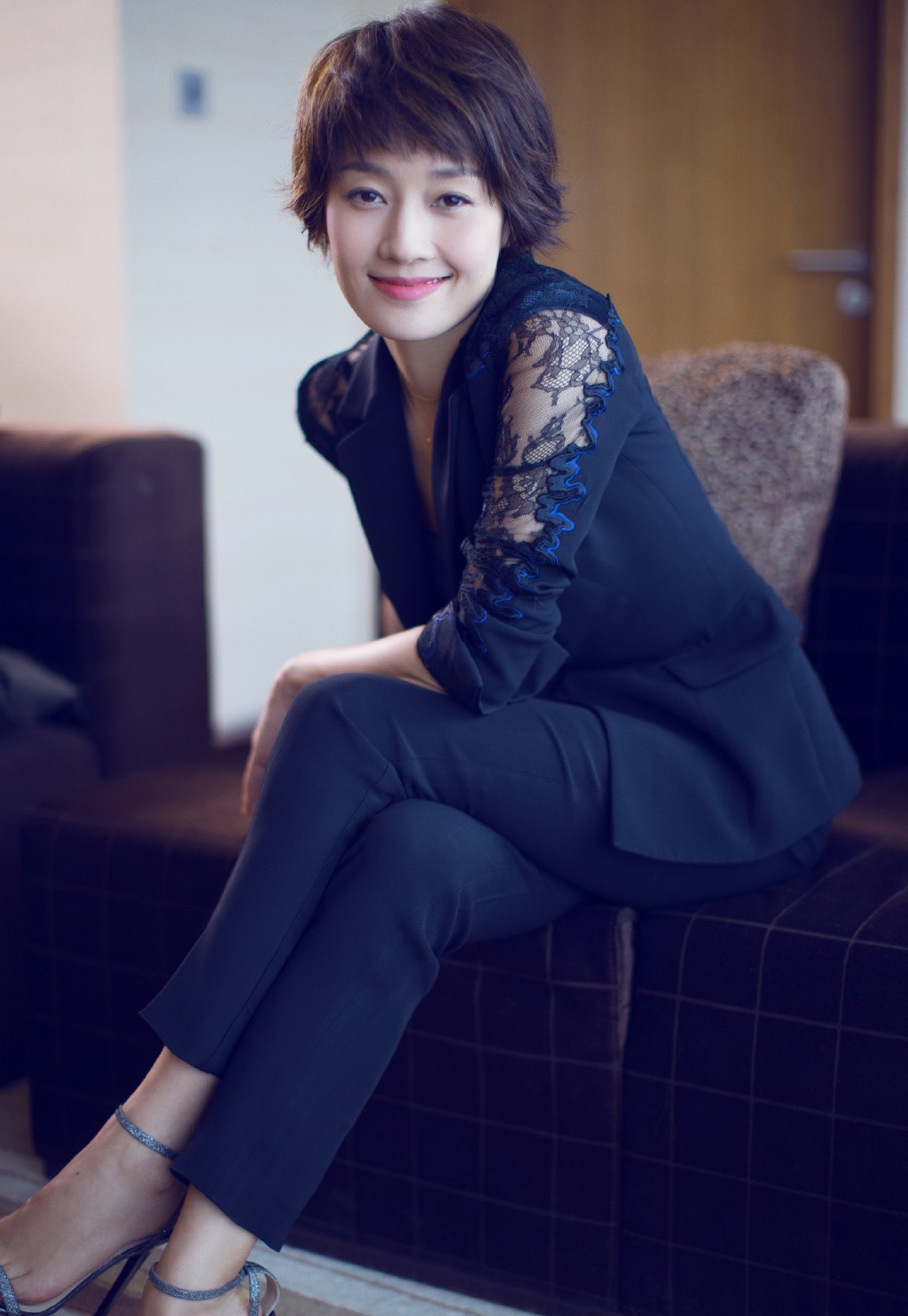 马伊琍西装上演总裁风腰带扎紧秀小蛮腰v领大开诱惑十足