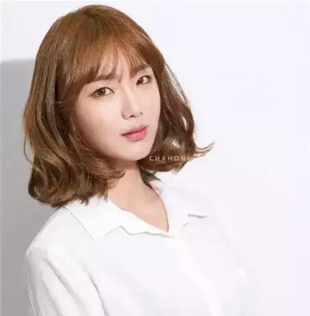 齐肩烫头发短发图片适合大脸女生