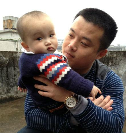 郑益龙同志生前旧影,灵柩前礼兵相守,武警妻子英姿勃勃