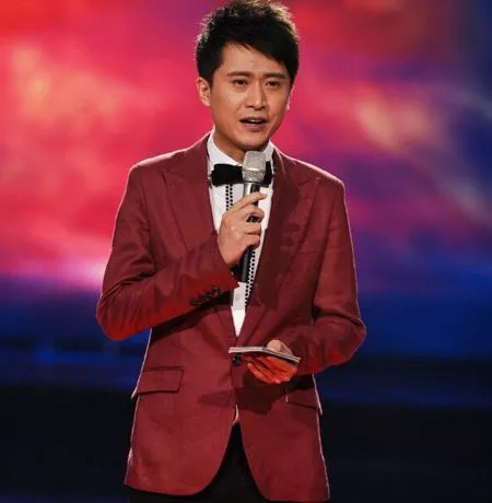 他是《黄金100秒》主持人,阳光,风趣备受喜爱,帅气不输撒贝宁