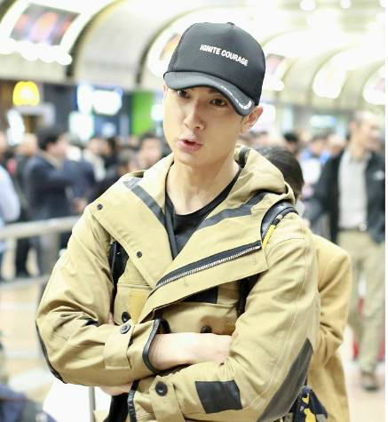 吴尊素颜经得起考验双手插兜心情大好_新浪看点