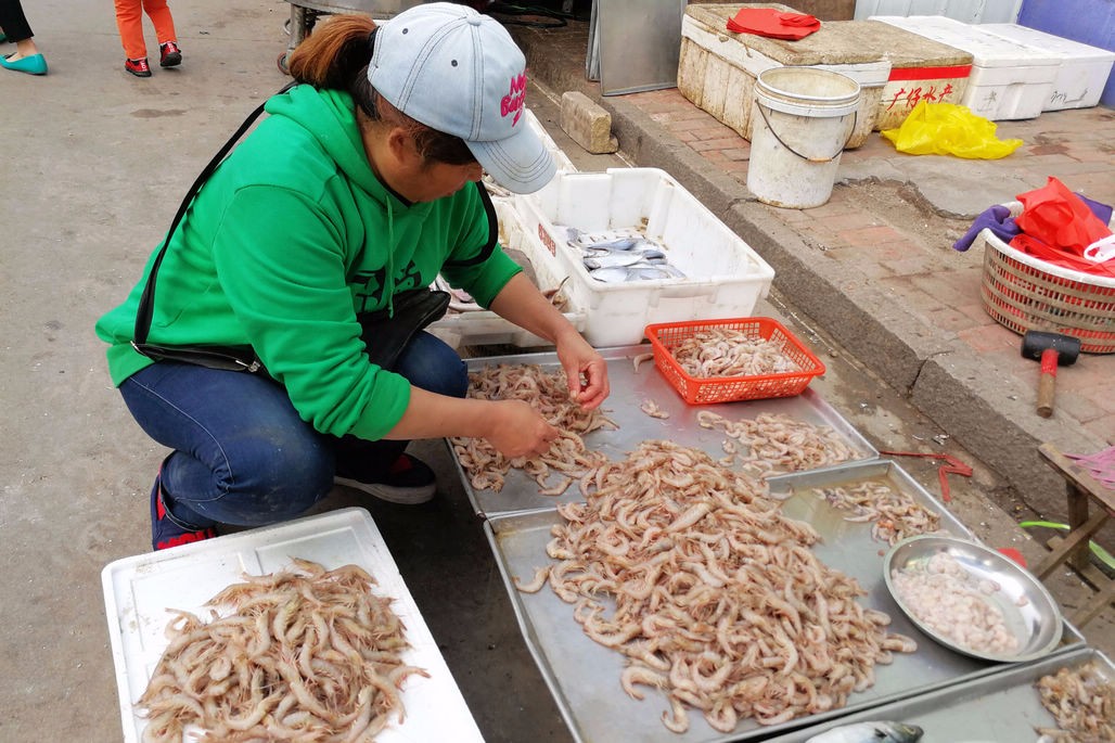 海鲜摊贩各出奇招虾虎石蟹鲜蛎虾还有超百元大带鱼丰富市场