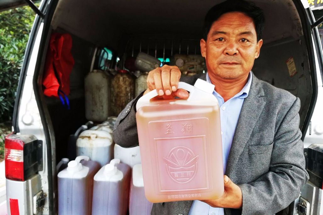 沂蒙山农民自榨花生油 8块5一斤卖到青岛 还能解决乡邻花生销售