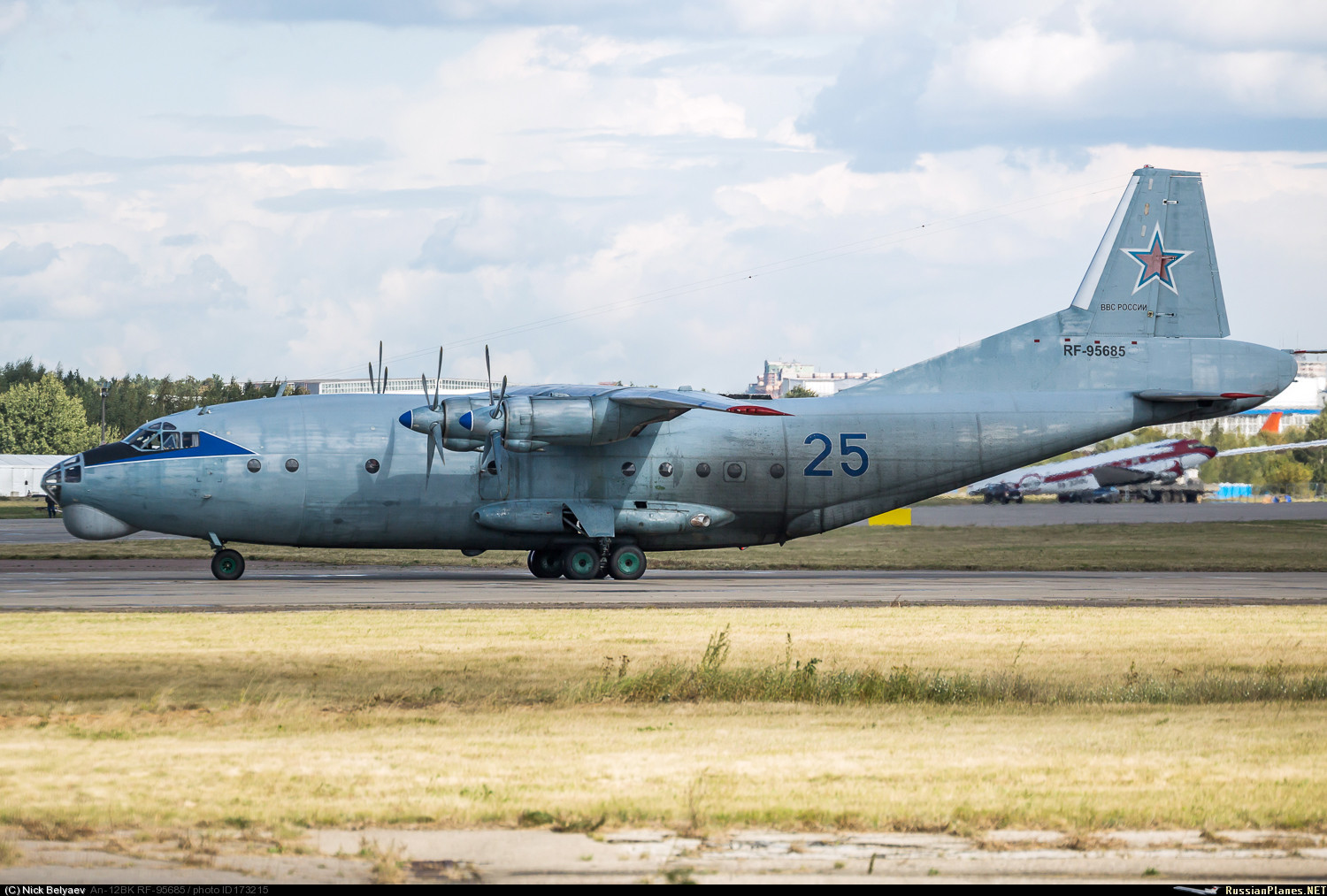 我国运8飞机的原型是苏联安12涡桨式中型运输机可惜已停产了