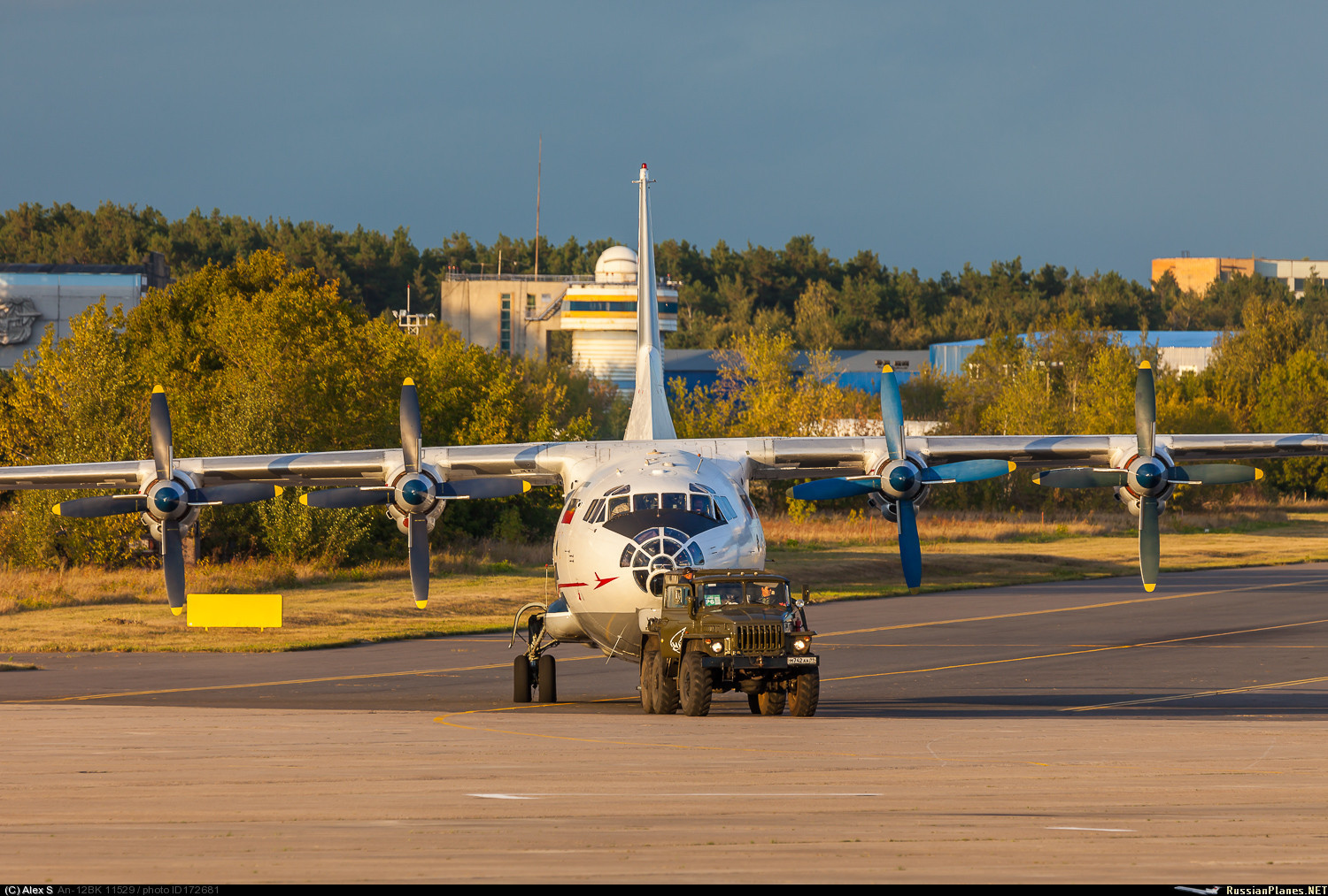 我国运8飞机的原型是苏联安12涡桨式中型运输机可惜已停产了