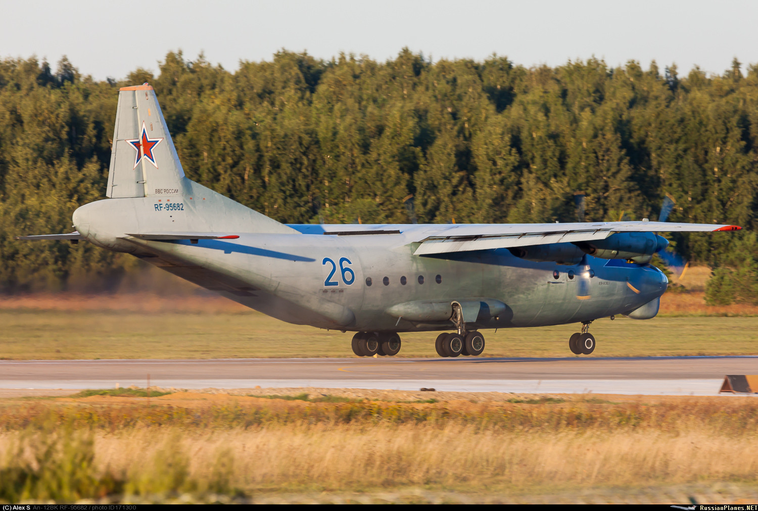 我国运8飞机的原型是苏联安12涡桨式中型运输机可惜已停产了