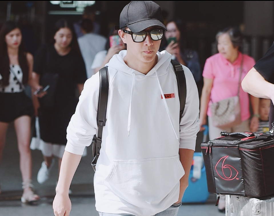 韩庚穿白色连帽卫衣搭配浅色牛仔裤现身机场 插兜行走帅气亮相