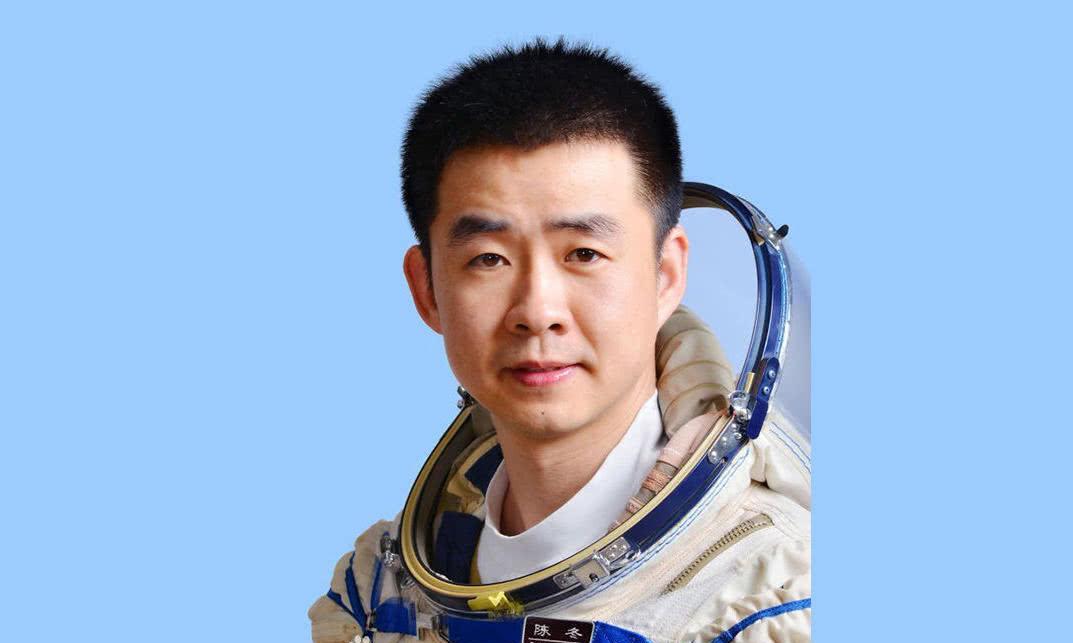 三级航天员陈冬，曾任空军某师飞行大队长，获得过青年五四奖章|陈冬|航天员|空军_新浪新闻