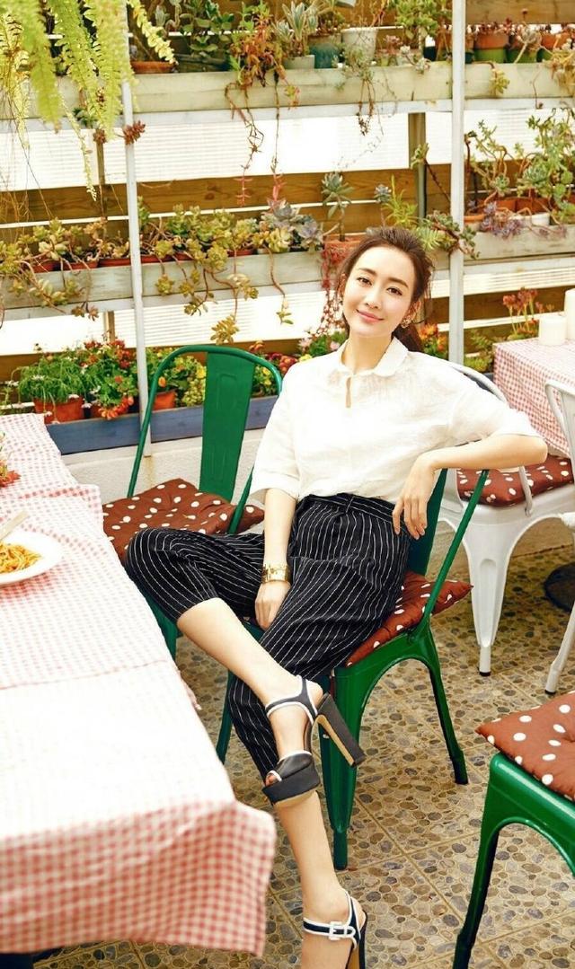 36岁王鸥身穿连体裤大秀好身材气质不输超模网友这腿绝了