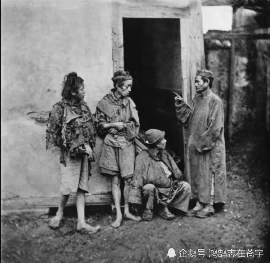 晚清照片揭秘百姓生活艰辛,车轱辘比马大比人高,乞丐遍地走