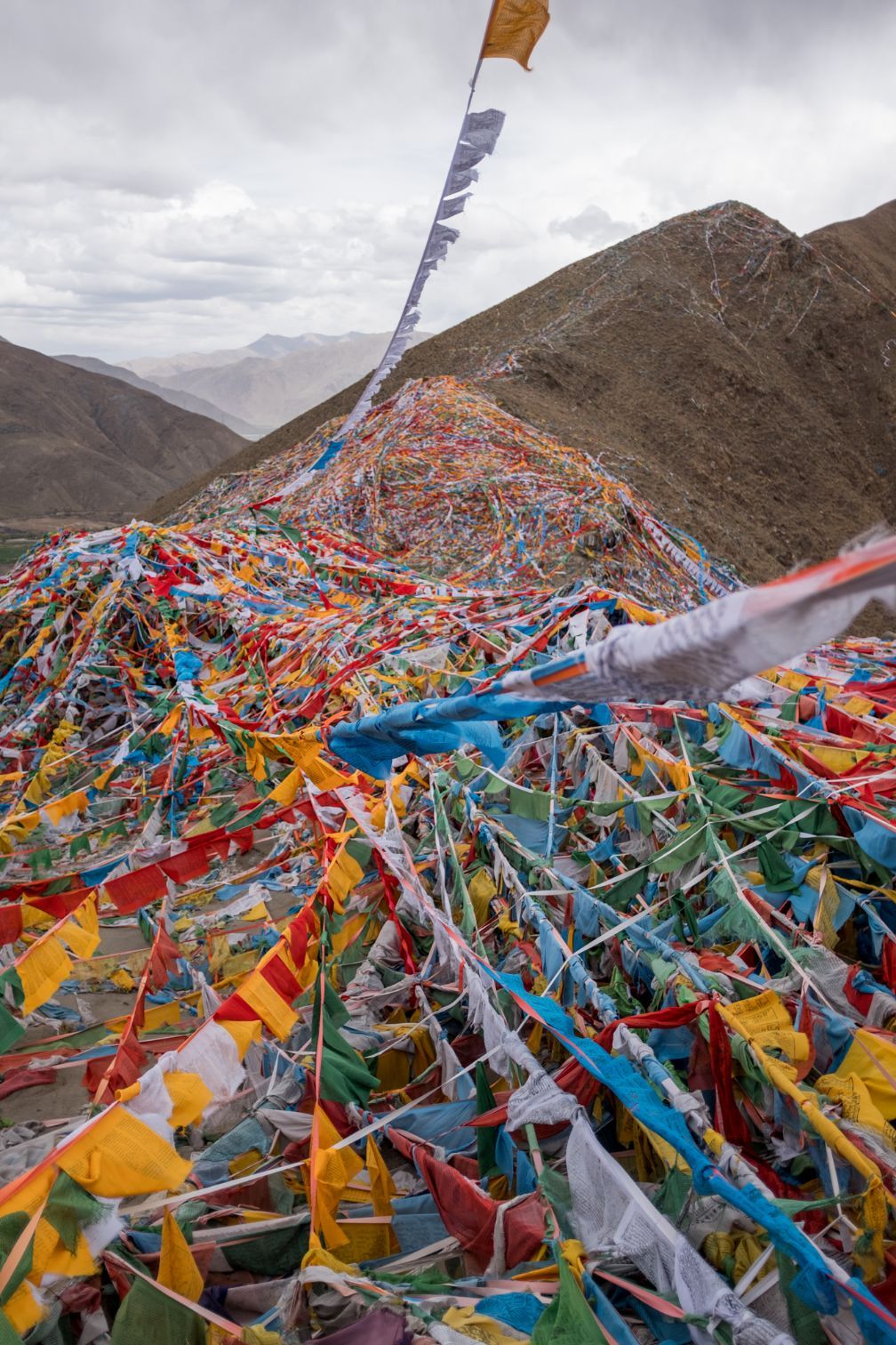 拉萨最壮观的经幡场景,几十万条经幡挂满山头,很多人都不知道