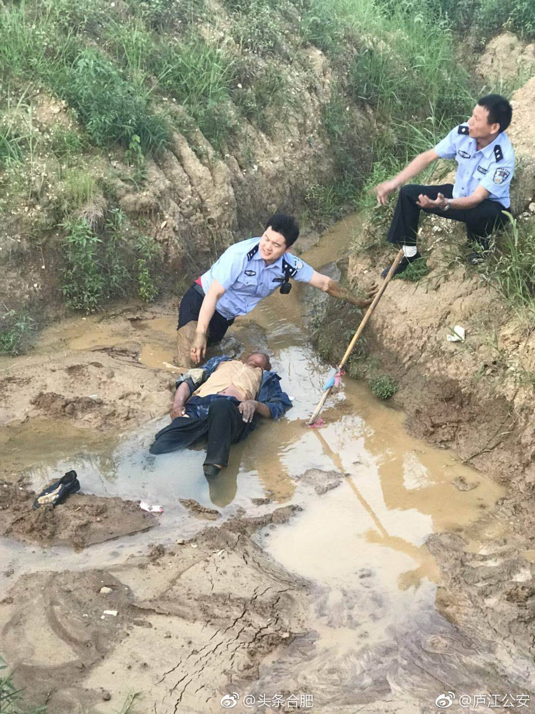 老人陷入泥坑一天一夜,民警跳入泥坑救人[心]