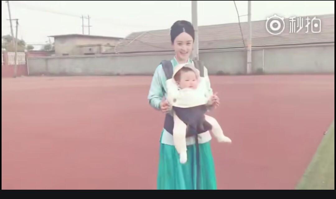赵丽颖抱孩子逛操场,看到了颖宝为人母后的样子,网友表示:心疼