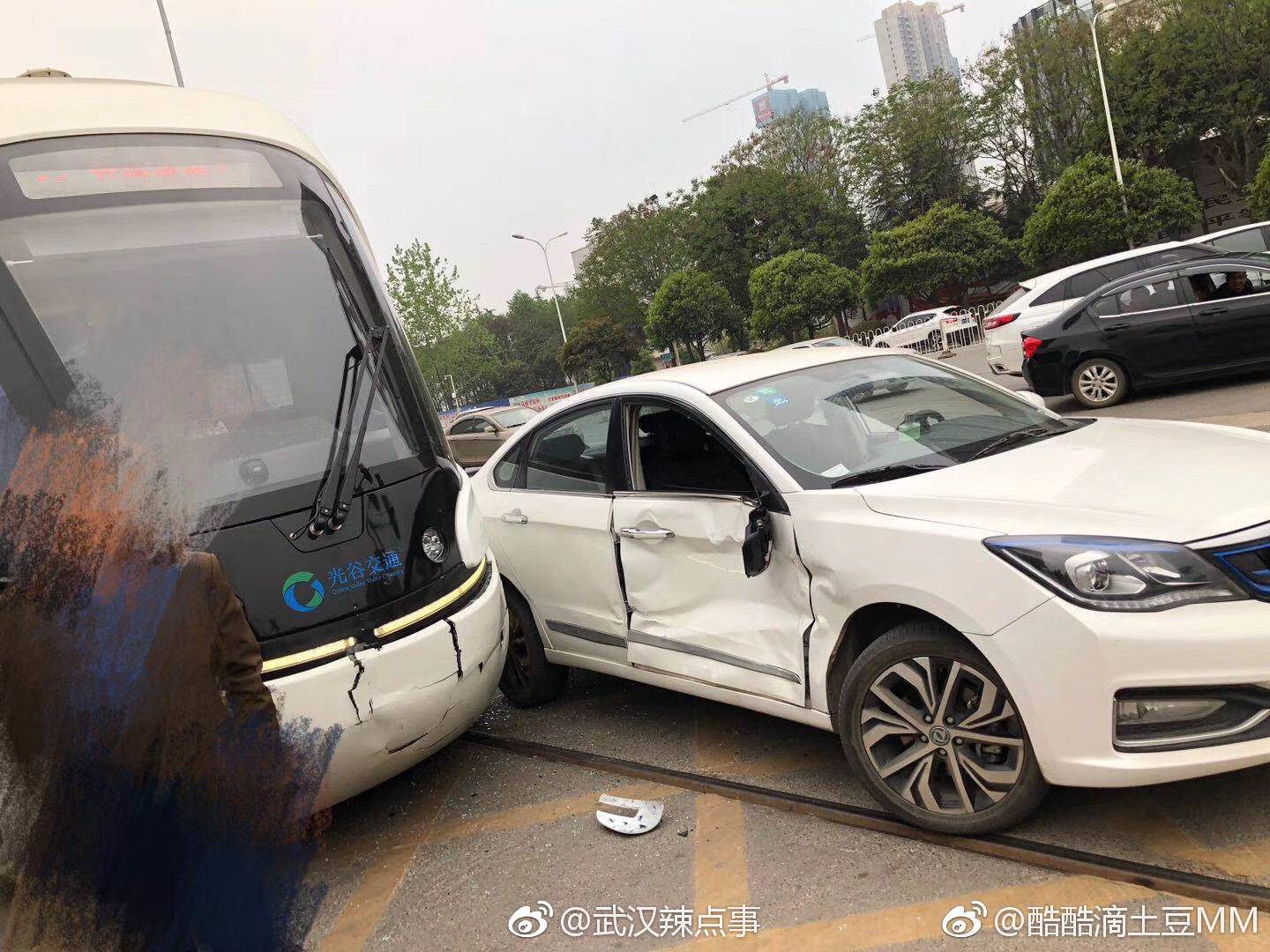 小车撞上光谷有轨电车