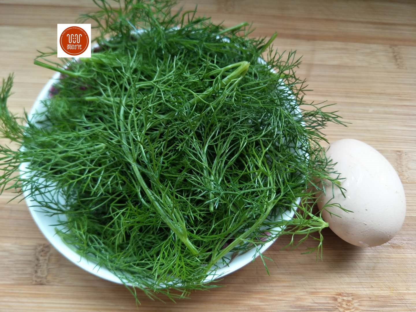 2,茴香叶洗净,切成小段.