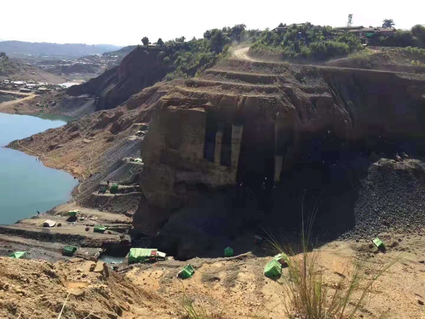 精美翡翠玉器背后,包含着血与泪,缅甸翡翠玉石矿场的真实写照!