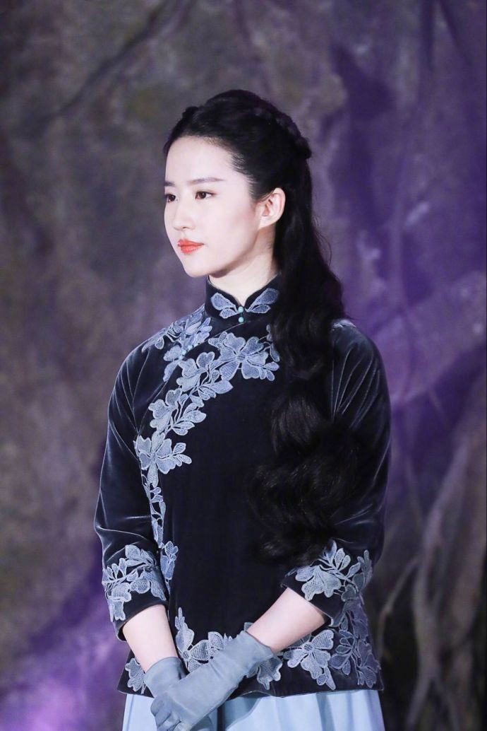 刘亦菲一袭复古修身旗袍,气质高级而又清冷
