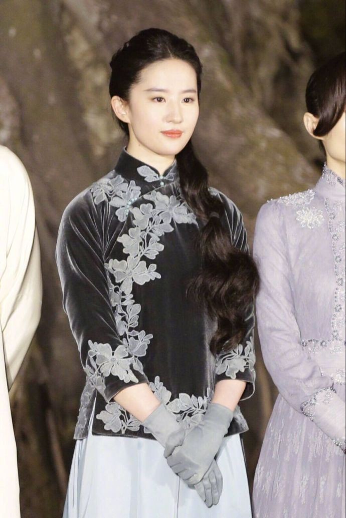 刘亦菲一袭复古修身旗袍,气质高级而又清冷