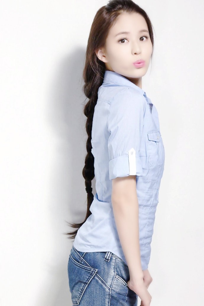 一个有着青涩美,温馨笑容的长辫子姑娘!_新浪看点