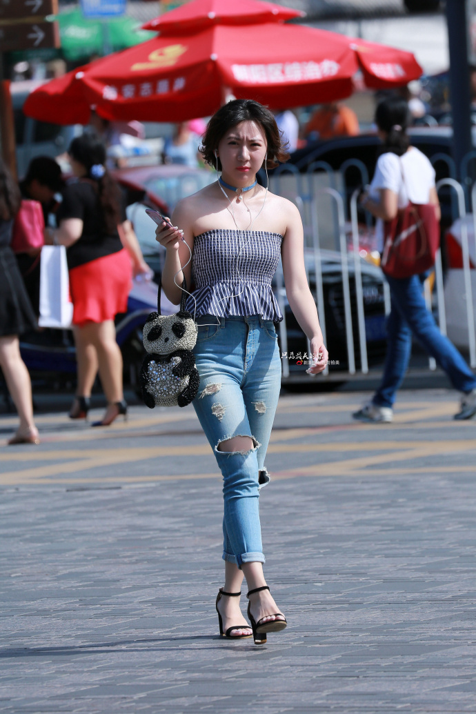 路人街拍微胖紧身破洞牛仔裤小姐姐这个小熊猫包包有点个性