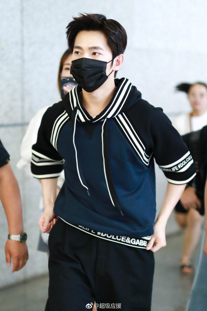 杨洋口罩遮面穿休闲运动装现身机场,网友:穿了叶修的阔腿裤