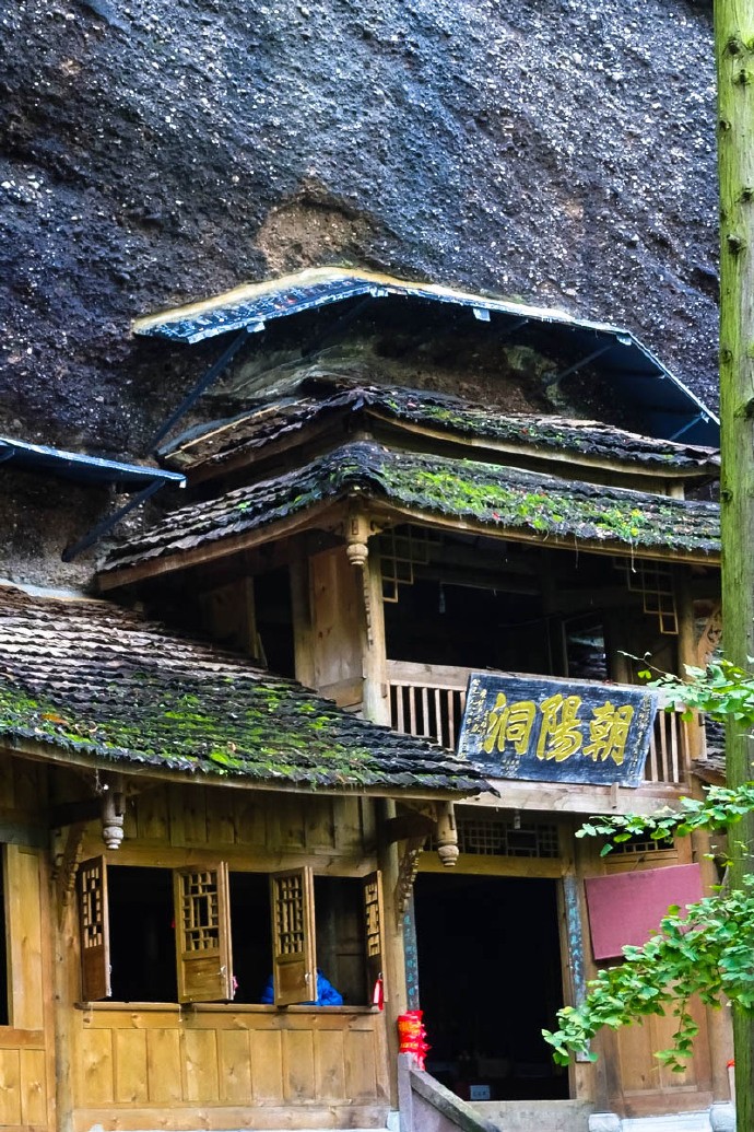 巉岩峭壁势磅礴,千年石洞住古佛