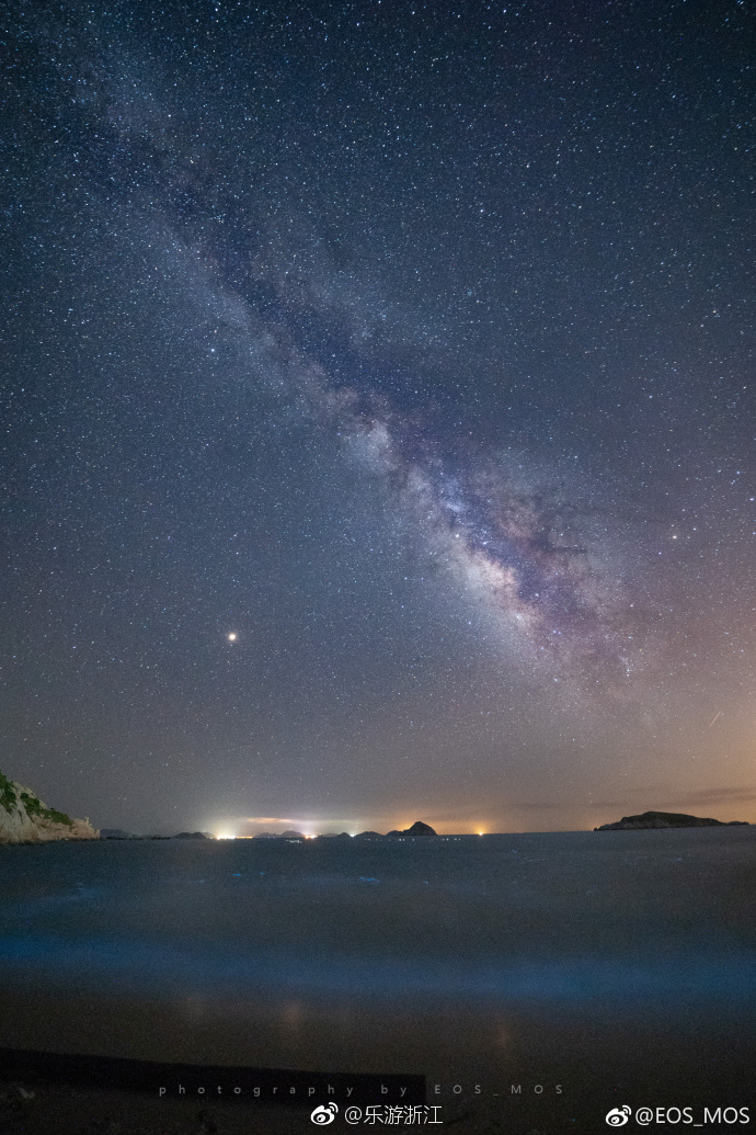 最近在舟山花鸟岛的晚上总会看到大海里泛着蓝