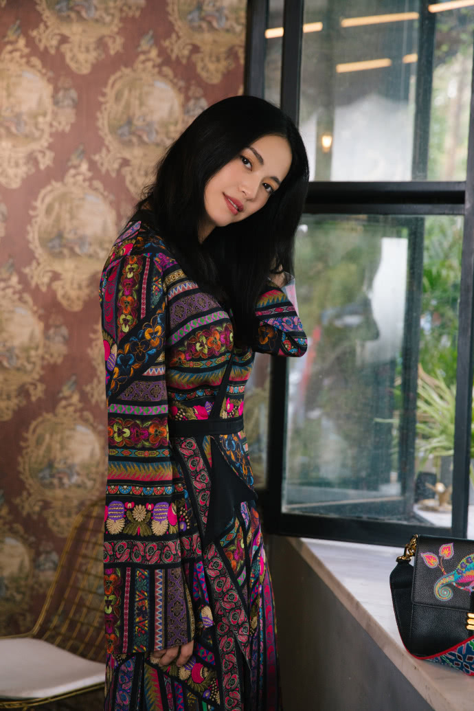 姚晨化身异域女王!穿连衣裙搭配高筒靴出街,画风突变尴尬十足