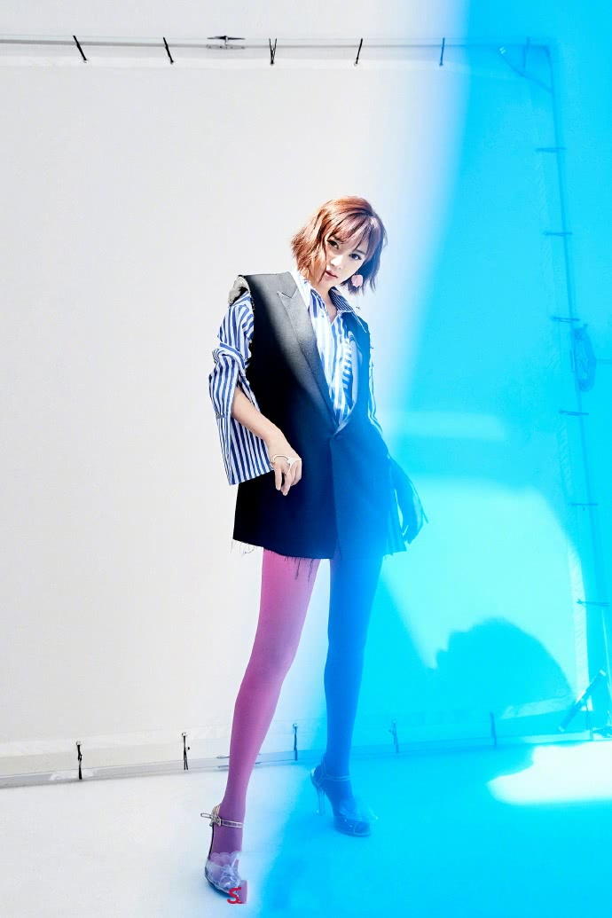 服了袁姗姗!粉色裤袜也敢直接穿出来,网友:白给我都不要!