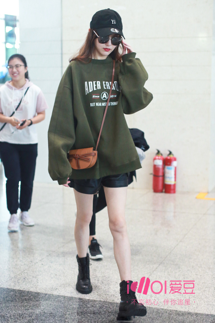 唐嫣今日街拍,橄榄绿圆领宽松卫衣搭配黑色皮质短裤