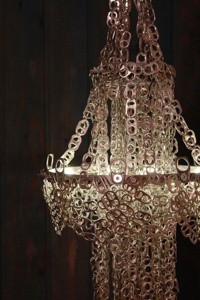 艺术家emilyseilhamer用几百个易拉罐拉环制作的吊灯