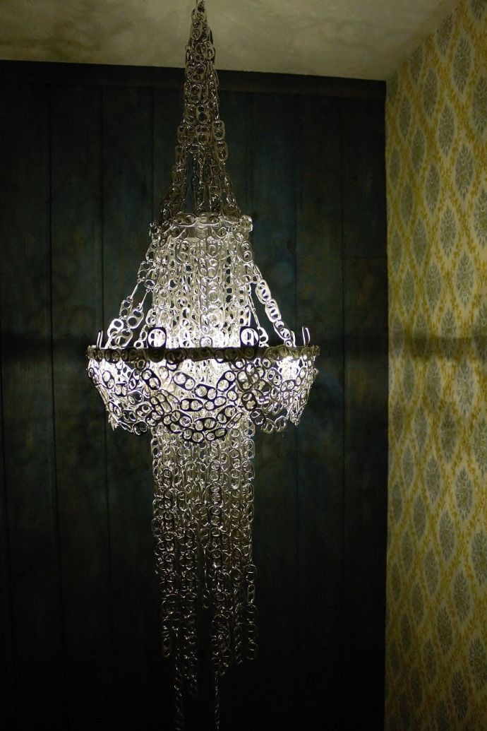艺术家emilyseilhamer用几百个易拉罐拉环制作的吊灯