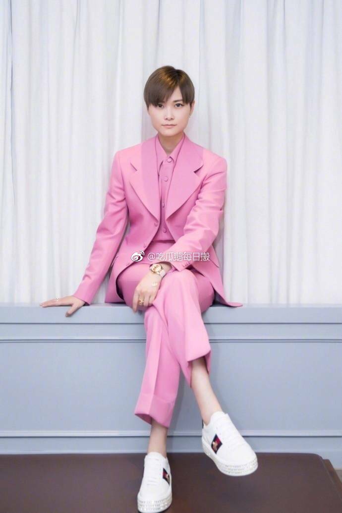 女明星的粉色西装