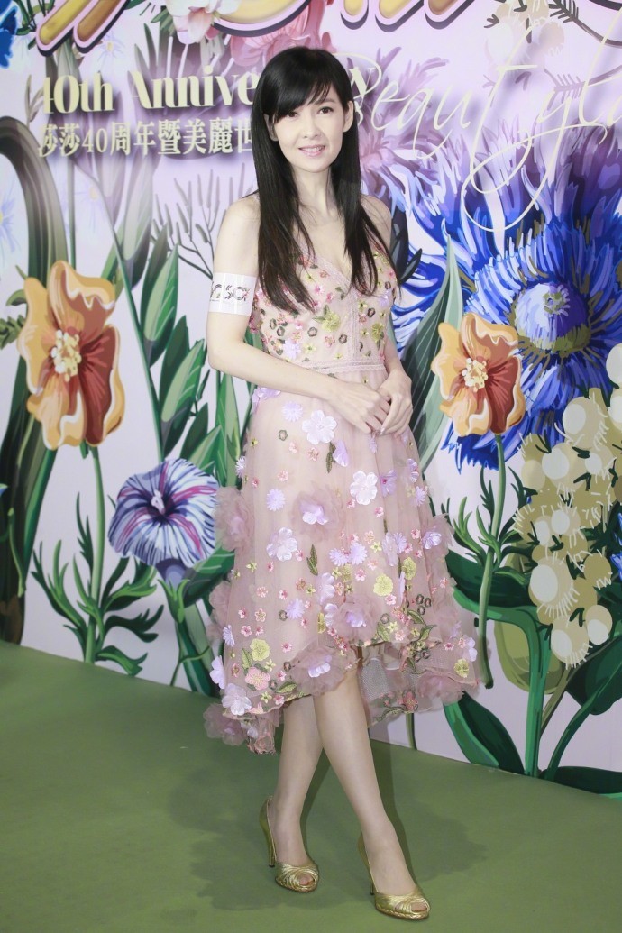 周慧敏一袭碎花长裙出席活动,优雅甜笑,皮肤紧致冻龄如初