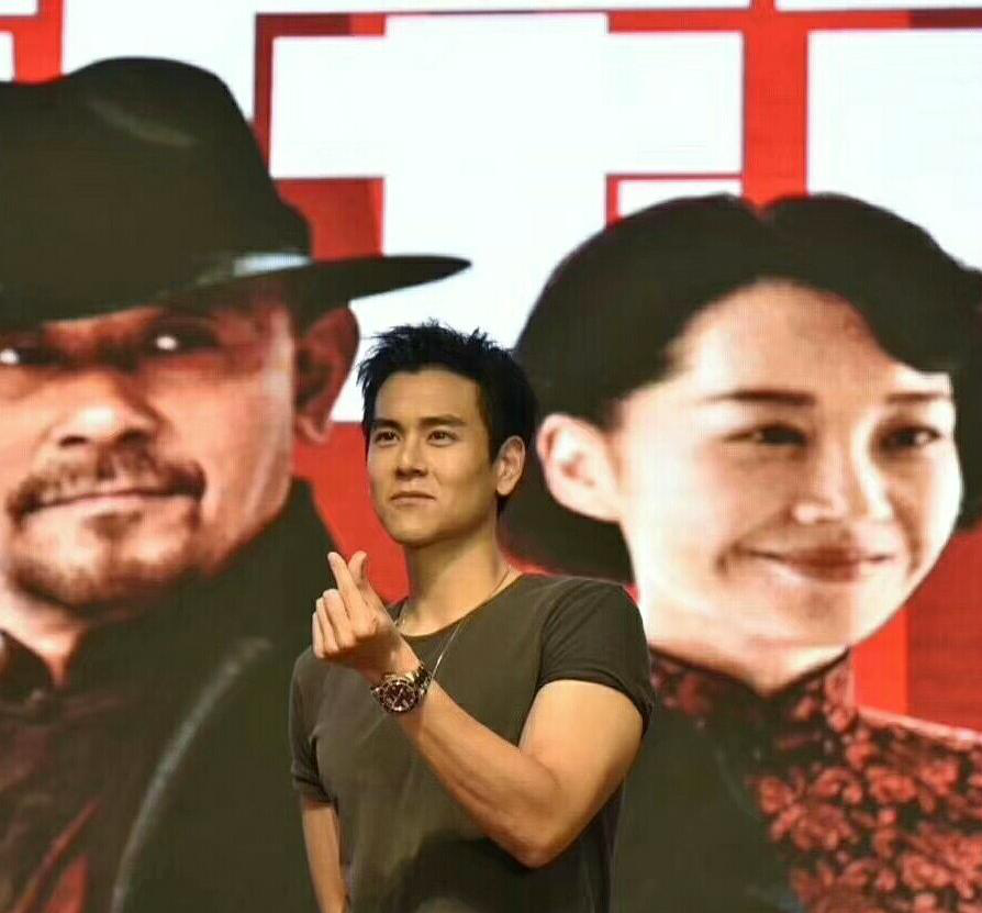 花式比心好萌好可爱,笔芯哥哥彭于晏解一下