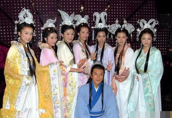 《天外飞仙》七仙女小七为救二姐下凡,之后结识童远,二人互生情愫