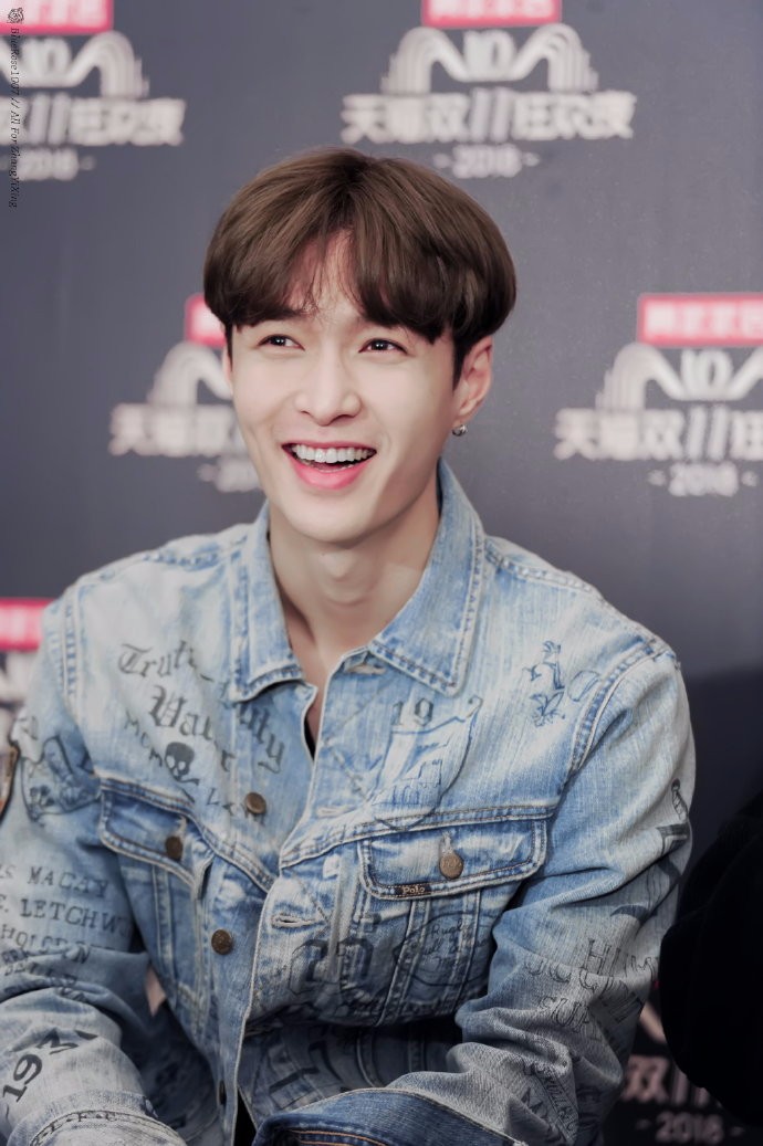 张艺兴穿蓝色牛仔衣亮相活动在后台接受采访,白嫩帅气笑容灿烂