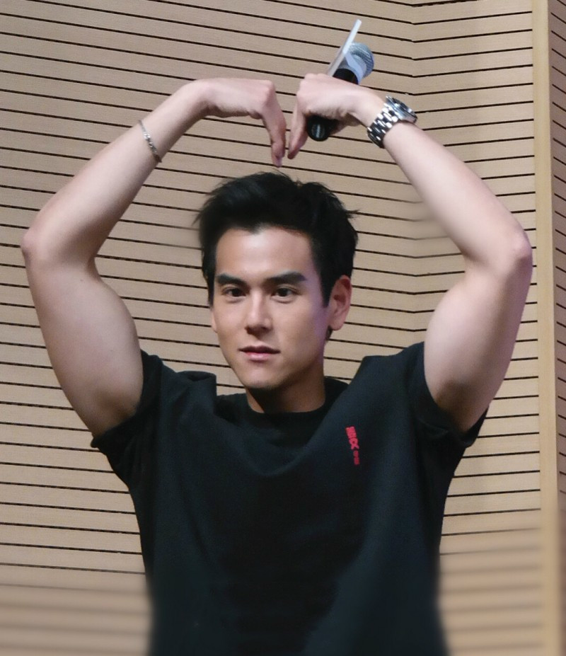 花式比心好萌好可爱,笔芯哥哥彭于晏解一下