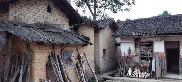 富裕地方的农村穷苦人家, 屋顶用树皮盖, 一天只吃两餐粥