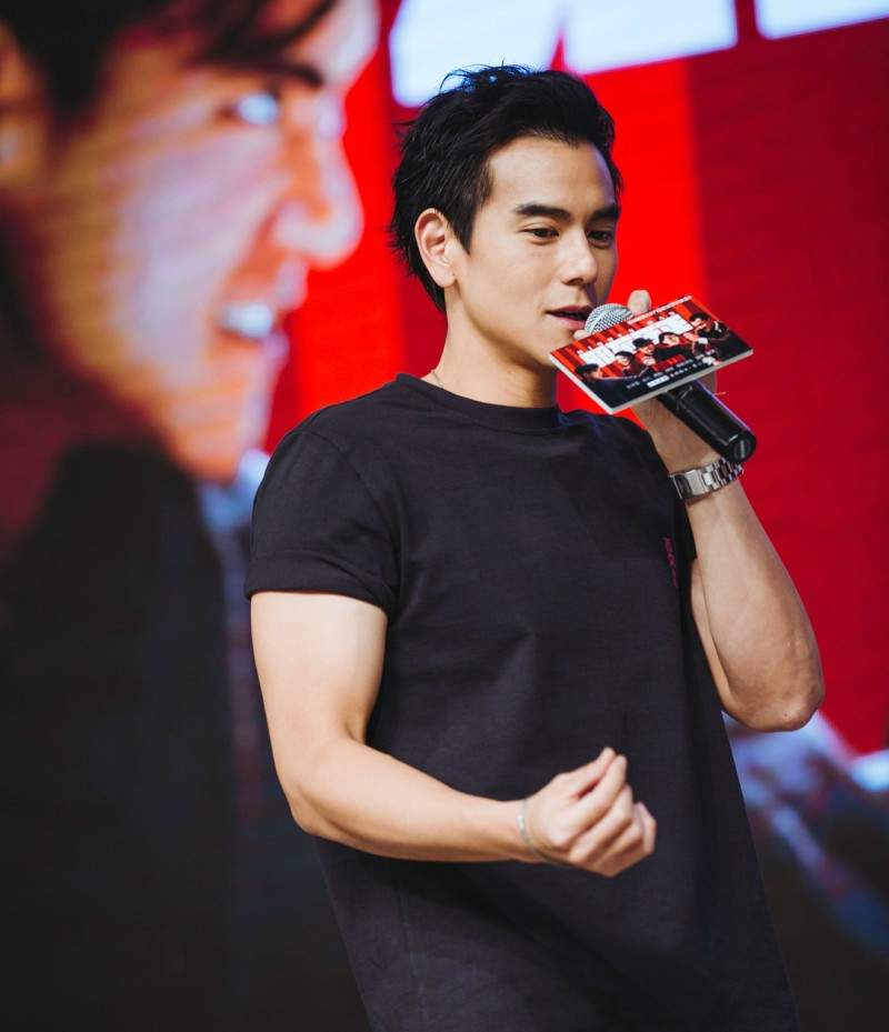 花式比心好萌好可爱,笔芯哥哥彭于晏解一下