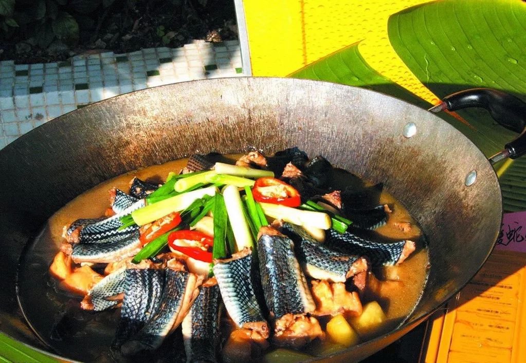 精选农家走地鸡,配上肥美水律蛇,可做成龙凤汤,龙凤炖煲等,非常滋补.