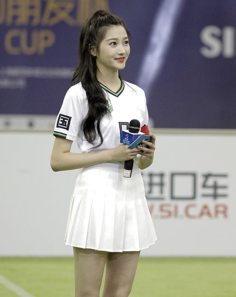 夫唱妇随,关晓彤穿0号球衣赛场秀球技,向男友鹿晗看齐