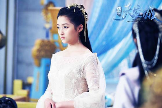 之后也参演了不少的作品,其中在《无极》中饰演"小倾城"而备受瞩目