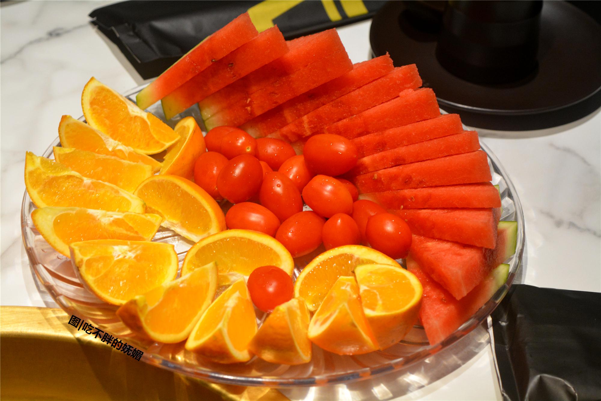 火锅端上来到煮沸还需要点时间,这时可以吃点水果和前菜