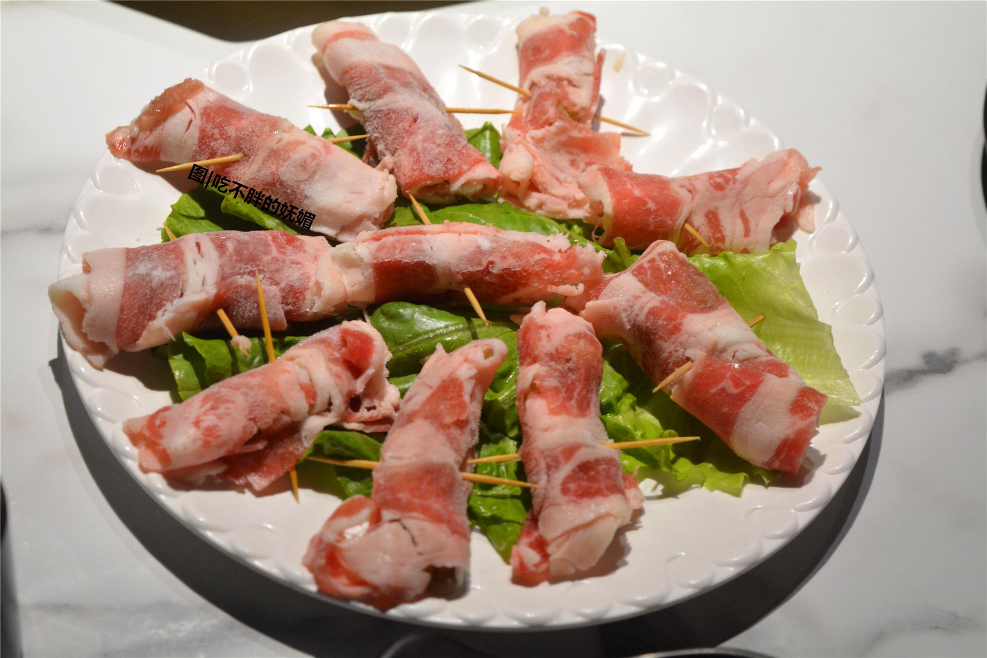 泡椒牛肉卷,肥牛卷里包卷着泡椒,无需蘸酱,就很有味道啦.