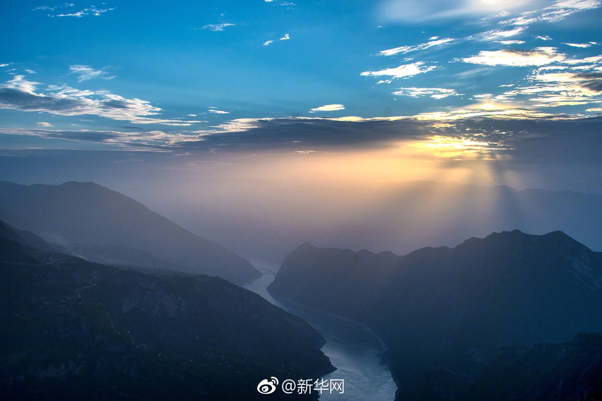 航拍长江三峡巫山美 云海景观多壮丽