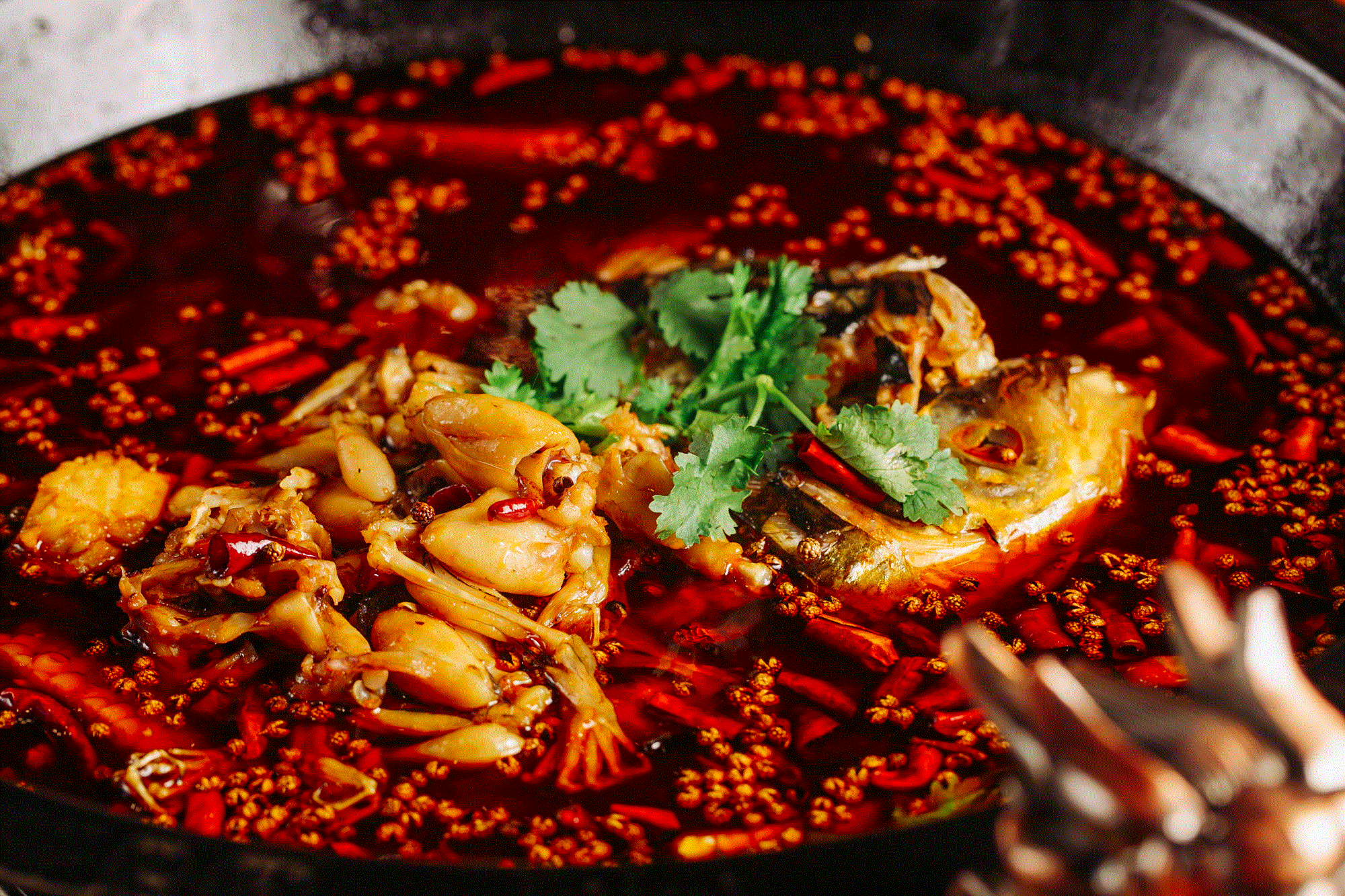 鱼头28元/斤 牛蛙32元/斤 锅底28元牛蛙鱼头火锅除了保留了一贯麻辣鲜