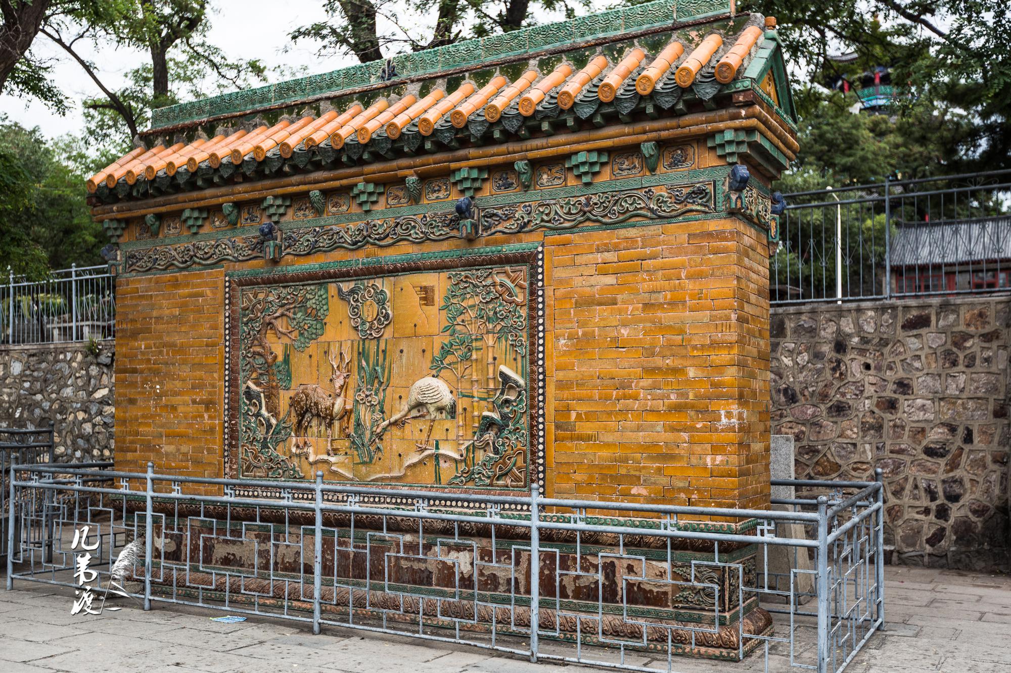 辽宁海城·厝石山公园(也叫海城公园) 南门有一座清代琉璃影壁