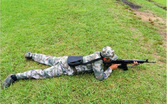 使用95步枪卧姿射击的解放军士兵