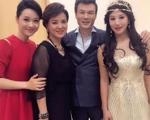 今45岁三个娃长一个样,丈夫"百度"不知|超级大赢家|周群|一姐_新浪网